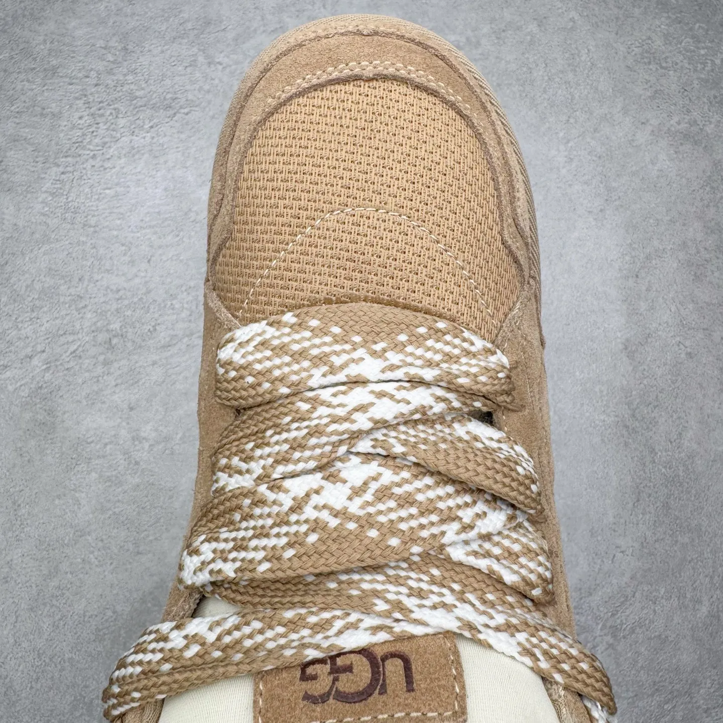 Pick up locally 💰600 UGG 4032 Meyer autumn and winter sheepskin and fur integrated snow boots. All shoes are made from the same factory as ZP. Longfeng A-grade Australian imported sheepskin and fur integrated men's and women's boots. Brand OEM production line. Fully follow the ZP process. OEM original pattern maker. Adhering to the principle of no original shoes and no development selection. Pay attention to every detail. The most authentic version on the market TREADLITE "Light Wing" technology outsole. Lightweight/durable/flexible/pile size: 35 36 37 38 39 40 41 42 43 44 45 Coding: by3936010